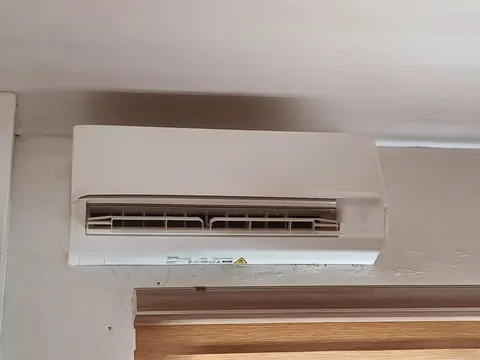 Aire acondicionado tipo minisplit instalado en la pared