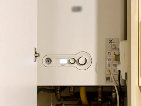 Calentador de agua a gas instalado en la pared de una cocina