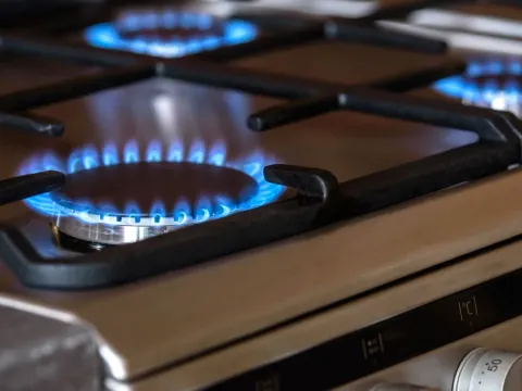 Quemadores de una estufa a gas encendidos con llama azul