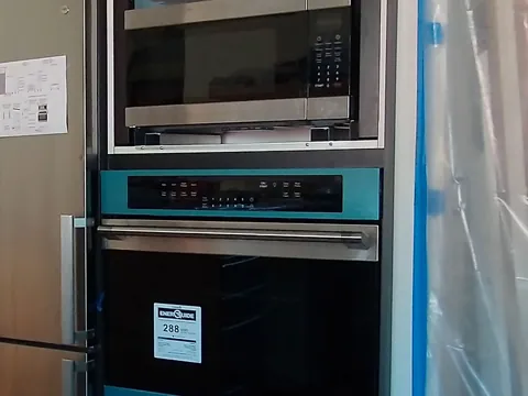 Horno y microondas empotrados en una cocina
