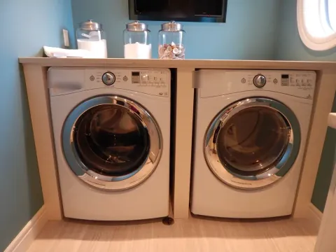 Lavadora y secadora en un cuarto de ropas